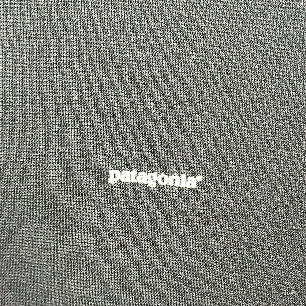 Patagonia Men’s Capilene II lightweight 1/4 zip jacket size medium.Black